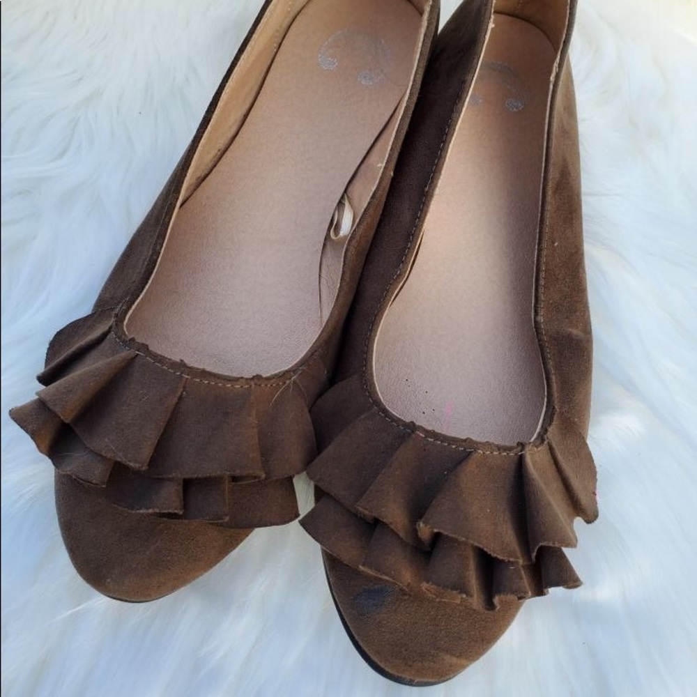 Cute! Army green suede flats